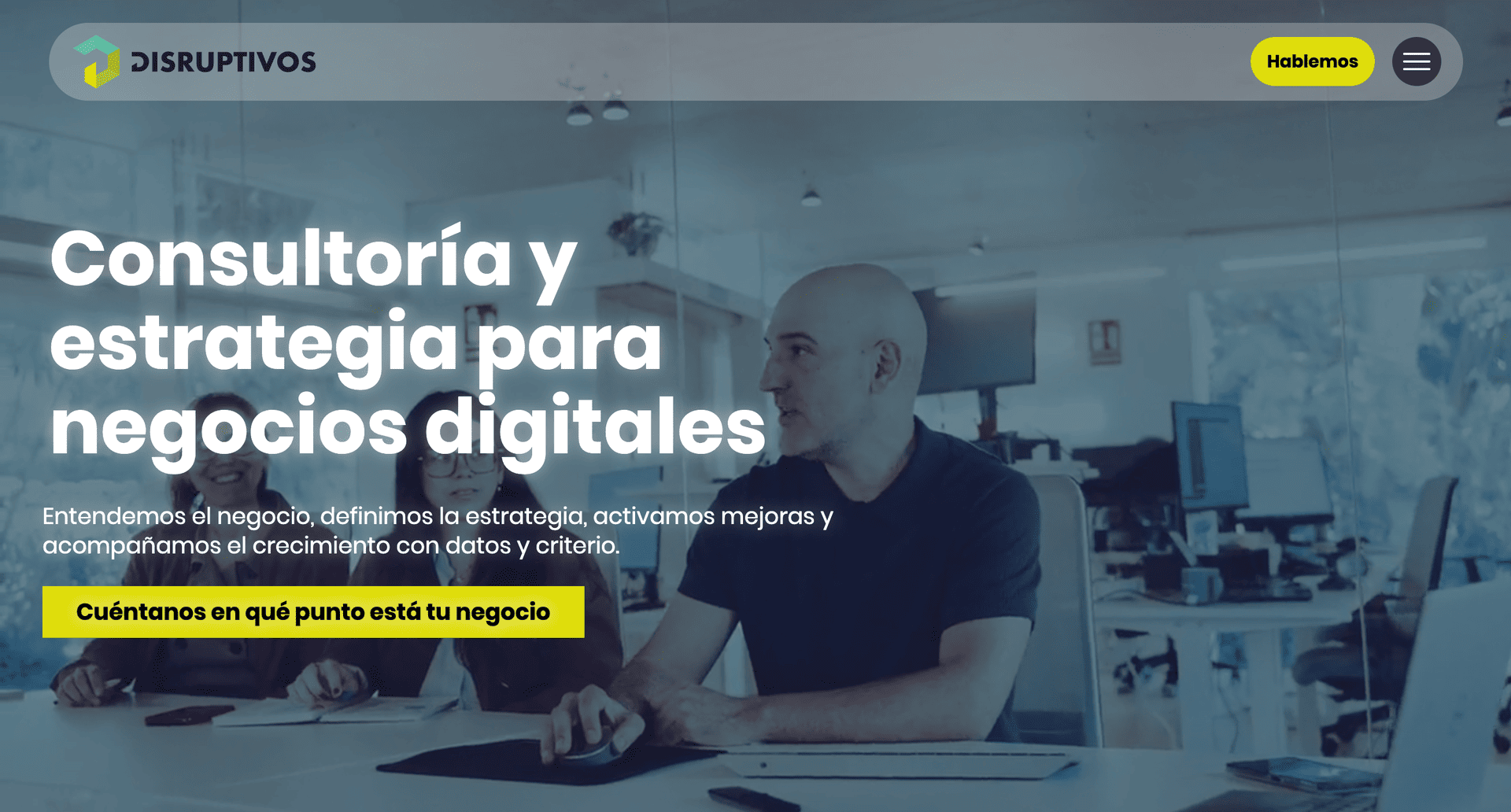 Disruptivos: página de inicio Página de inicio de Disruptivos con el titular «Consultoría y estrategia para negocios digitales»