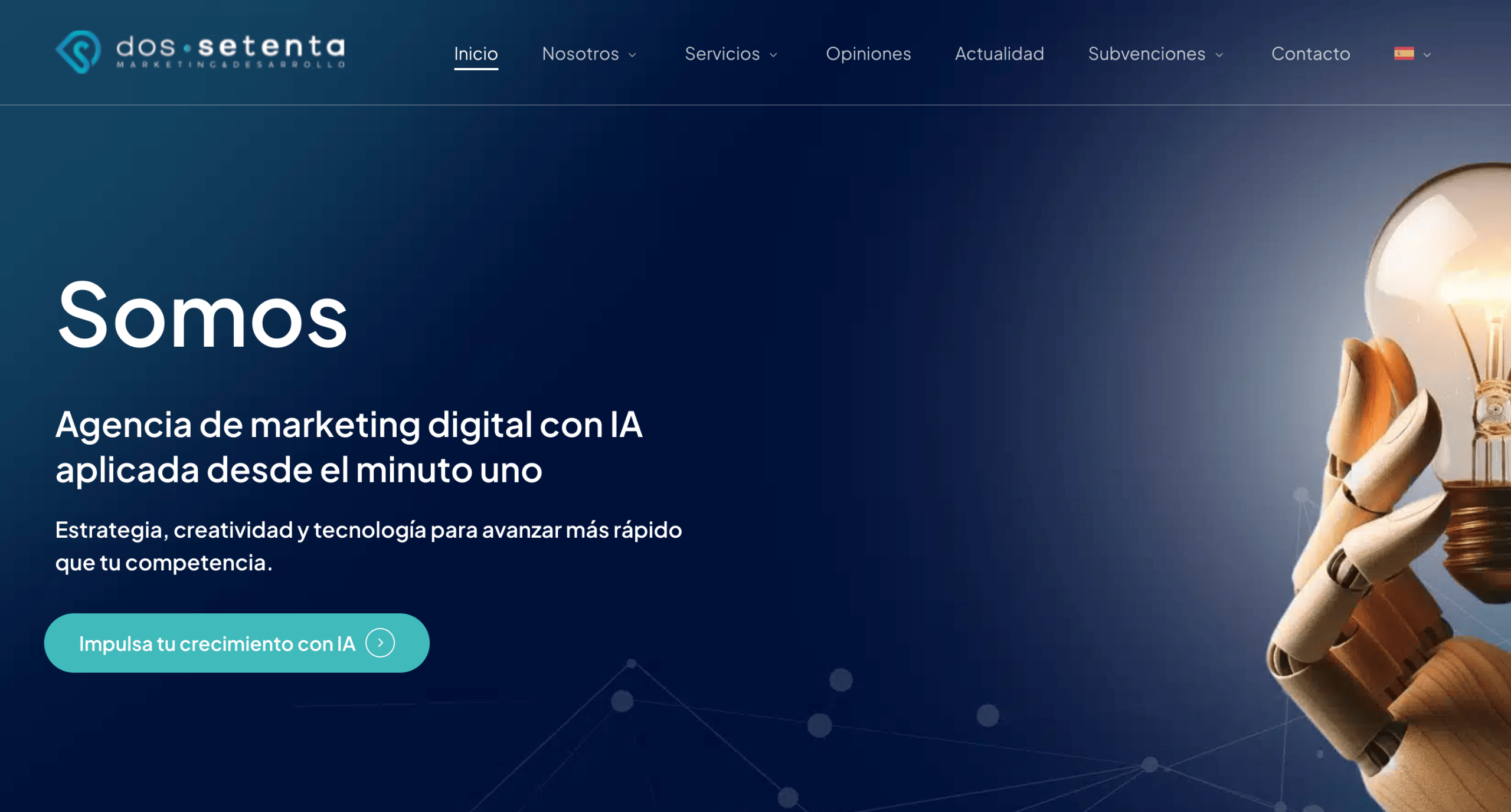 Dos Setenta: página de inicio Página de inicio de Dos Setenta, agencia de marketing digital con IA, con una mano de madera que sostiene una bombilla