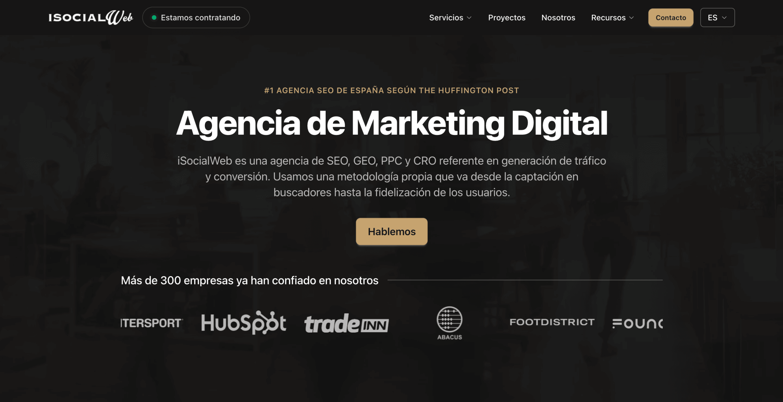 iSocialWeb: página de inicio Página de inicio de iSocialWeb, agencia de SEO, GEO, PPC y CRO, con logotipos de clientes como HubSpot y Tradeinn